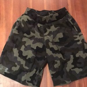 Kids Under Armour camo shorts Size small